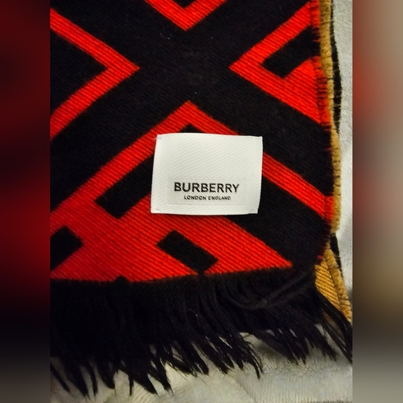 Authentic Burberry Wool and Silk Scarf - Picture 4 of 5